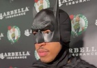 Jogador da NBA dá entrevista fantasiado e imitando Batman; veja - Reprodução