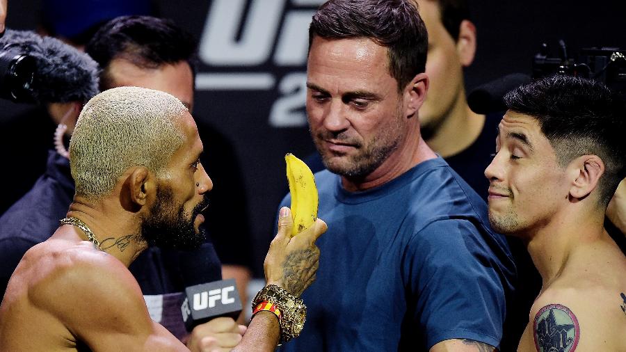 Deiveson Figueiredo mostra banana para Brandon Moreno, durante a pesagem do UFC 283 - Foto: Alexandre Loureiro/UFC