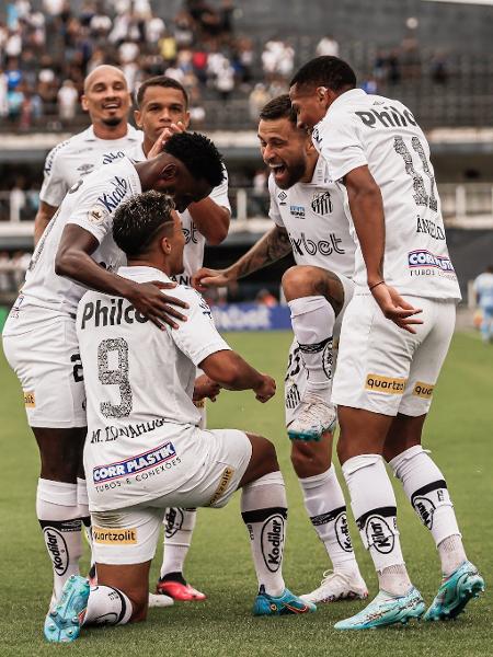Jogadores do Santos comemoram gols de Mendonza contra a Portuguesa pelo Paulistão  - BRUNO VAZ/PHOTOPRESS/ESTADÃO CONTEÚDO