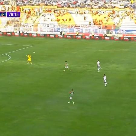 Leandro Raquena, goleiro do Cobresal, fez gol no tiro de meta contra o Colo-Colo - Reprodução/TNT Sports @Wobler