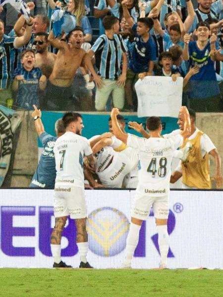 Jogadores do Grêmio celebram gol de Galdino contra o Cuiabá - Gil Gomes/AGIF