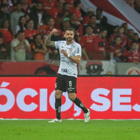 Renato Augusto comemora gol pelo Corinthians contra o Internacional pelo Brasileirão