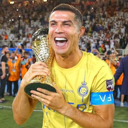 Cristiano Ronaldo celebra primeiro título com a camisa do Al Nassr