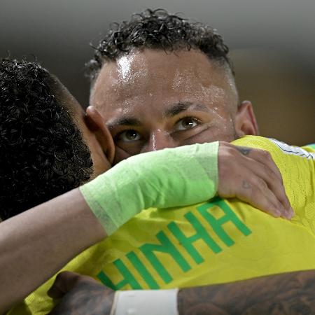 Neymar abraça Raphinha durante Brasil x Bolívia, partida das Eliminatórias