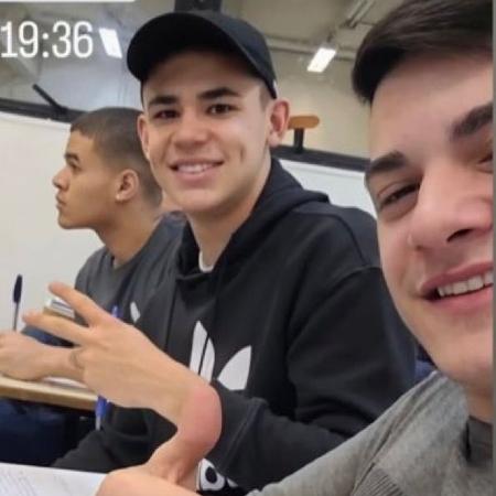 Gabriel Moscardo e Guilherme Borges na sala de aula