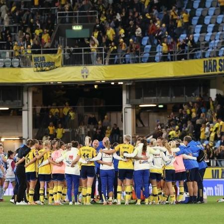 Jogadoras da Suécia se reúnem após derrota para a Espanha