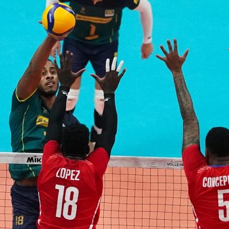 Lucarelli, do Brasil, vence bloqueio de Cuba em duelo pelo pré-olímpico de vôlei, no Rio de Janeiro