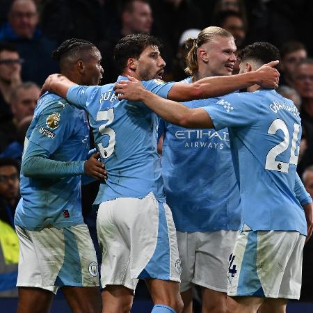 Jogadores do Manchester City comemoram gol contra o Chelsea em jogo pelo Campeonato Inglês