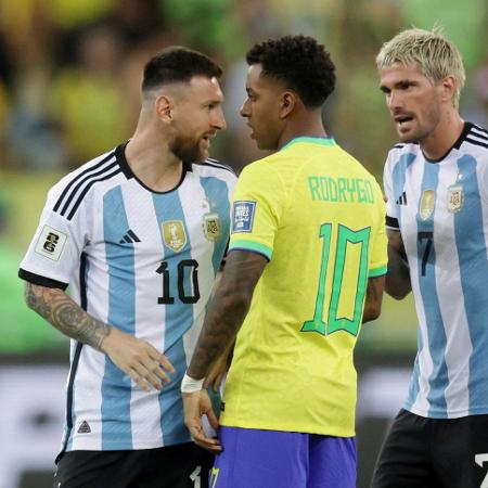 Messi e Rodrygo discutem no jogo entre Brasil e Argentina, pelas Eliminatórias