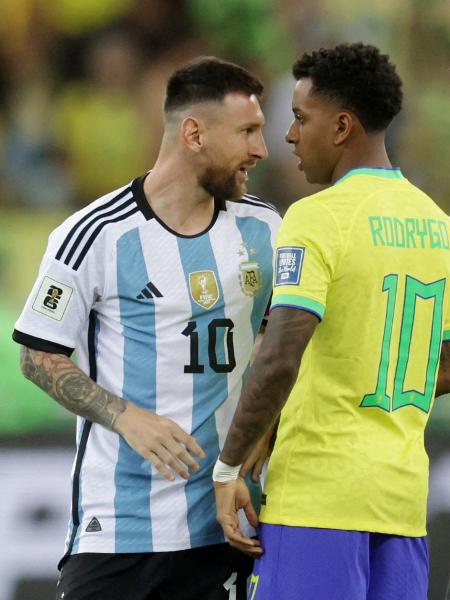 Messi e Rodrygo discutem no jogo entre Brasil e Argentina, pelas Eliminatórias