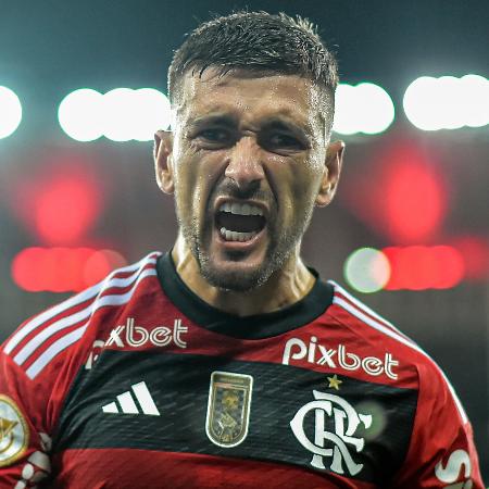 Uruguaio voltou aos 11 iniciais para duelo da Libertadores, enquanto jovem fica no banco - Thiago Ribeiro/AGIF