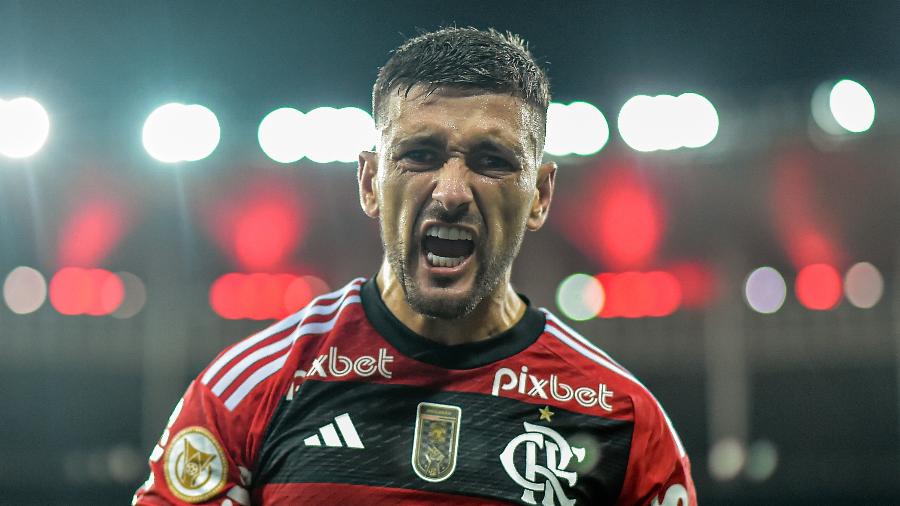 Arrascaeta celebra gol do Flamengo sobre o Bragantino em partida do Campeonato Brasileiro