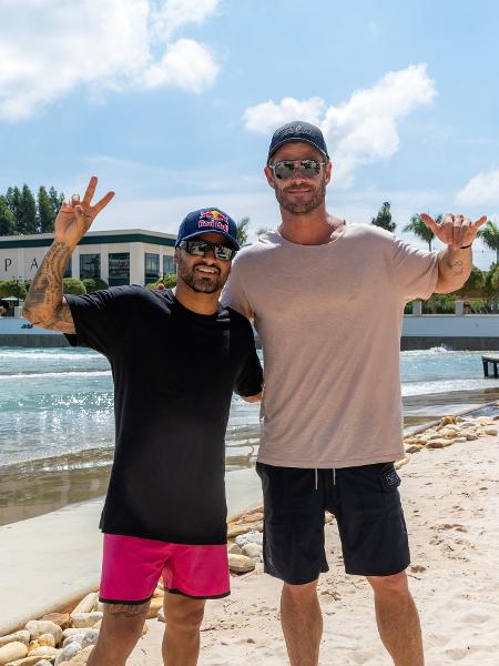 Brasileiro Italo Ferreira com o ator australiano Chris Hemsworth no Boa Vista Village Surf Club