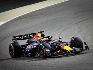 Verstappen dá seu cartão de visitas: GP perfeito e 22s em cima de Perez