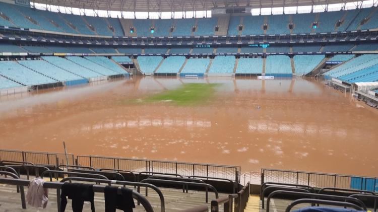 Gramado da Arena do Grêmio debaixo d'água