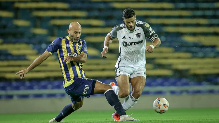 Hulk disputa a bola durante Rosario Central x Atlético-MG, duelo da Libertadores