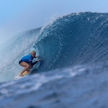 Tati Weston-Webb durante a oitavas de final do surfe dos Jogos de Paris-2024