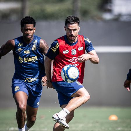 Gil foi a novidade no treino do Santos desta segunda-feira (11)