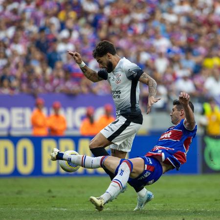 Yuri Alberto, do Corinthians, disputa bola com Kusevic, do Fortaleza, em partida na Arena Castelão