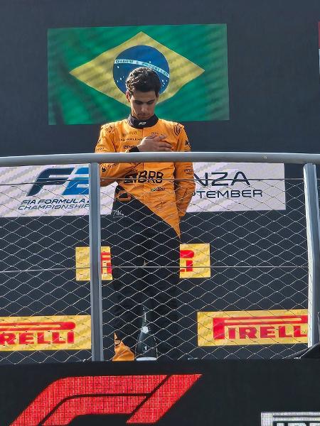 Gabriel Bortoleto comemora vitória no GP da Itália de F2 - Julianne Cerasoli/UOL Esporte