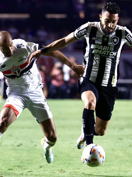 Lucas e Alex Telles brigam pela bola em São Paulo x Botafogo, jogo da Libertadores