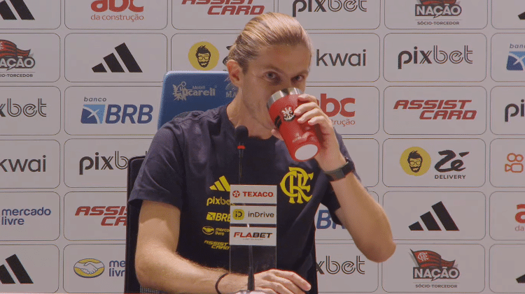 Filipe Luís, técnico do Flamengo, bebe água durante entrevista coletiva pós-vitória sobre o Corinthians