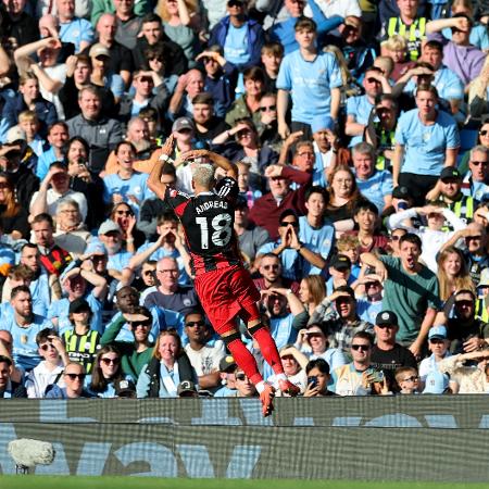 Andreas Pereira comemora à lá Cristiano Ronaldo em frente à torcida do Manchester City