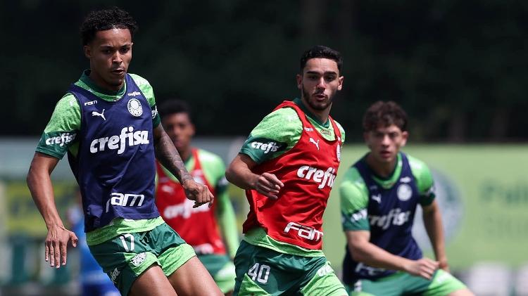 Figueiredo, jovem de 18 anos da base do Palmeiras, faz um trabalho específico com o elenco profissional há algumas semanas