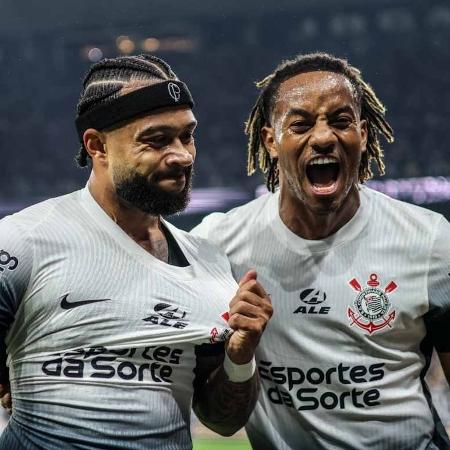 Memphis Depay e André Carrillo comemoram gol marcado pelo Corinthians contra o Bahia pelo Brasileirão Memphis Depay e André Carrillo comemoram gol marcado pelo Corinthians contra o Bahia pelo Brasileirão
