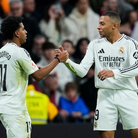 Rodrygo e Mbappé celebram gol do Real Madrid contra o Sevilla, pelo Campeonato Espanhol