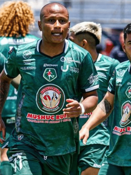 Mathías Acuña (centro), comemora gol em partida do Campeonato Equatoriano pelo Mushuc Runa, em 2024.