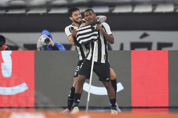 Cuiabano e Alex Telles celebram gol do Botafogo sobre o Internacional Cuiabano e Alex Telles celebram gol do Botafogo sobre o Internacional