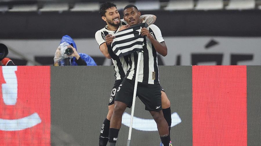 Cuiabano e Alex Telles celebram gol do Botafogo sobre o Internacional Cuiabano e Alex Telles celebram gol do Botafogo sobre o Internacional