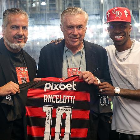 José Boto, Carlo Ancelotti e Vini Jr durante jogo do Flamengo no Maracanã José Boto, Carlo Ancelotti e Vini Jr durante jogo do Flamengo no Maracanã