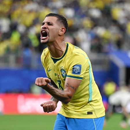 Bruno Guimarães durante a vitória do Brasil sobre o Japão, na segunda fase da Copa do Mundo