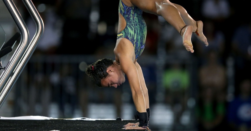 Giovanna Pedrosa se prepara para saltar da plataforma de 10m