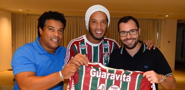 Ao lado de Assis (e), o advogado Mário Bittencourt (d) posa com Ronaldinho Gaúcho - Alexandre Vidal