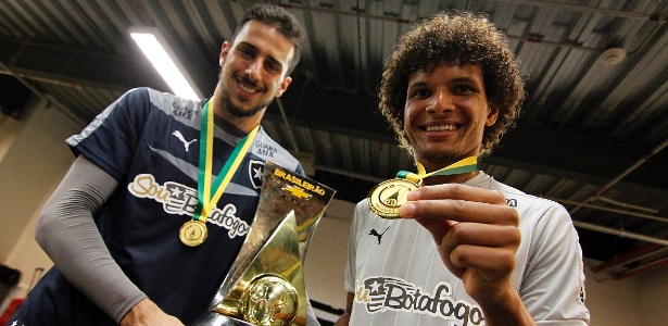 Willian Arão (d) ao lado do goleiro Helton Leite na comemoração do título da Série B - Vitor Silva/SS Press/Botafogo