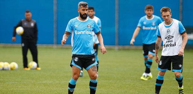 Douglas participa de treinamento do Grêmio e volta ao time titular - Lucas Uebel/Grêmio