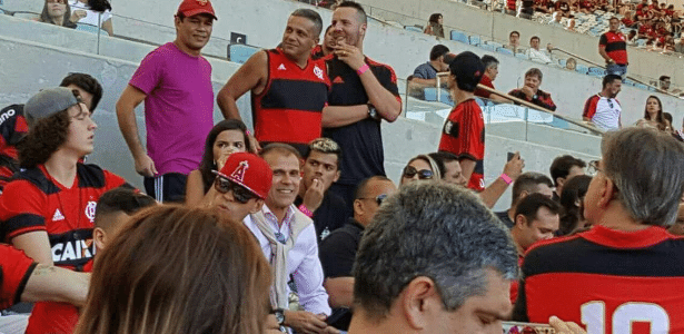 Milton Mendes no meio da torcida do Flamengo no Maracanã - Reprodução/Twitter
