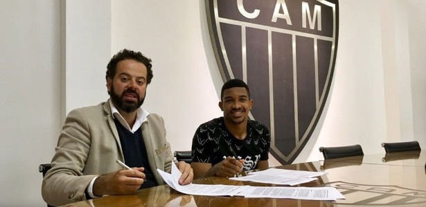 Ao lado do presidente do Atlético-MG, Daniel Nepomuceno, o zagueiro Bremer assinou a renovação de contrato - Divulgação Atlético-MG