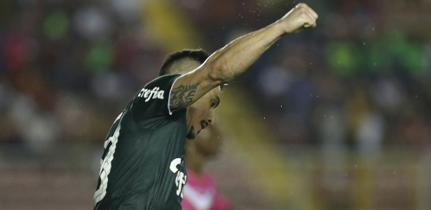 Willian comemora gol do Palmeiras em amistoso contra o Árabe Unido - Twitter/Avanti Palmeiras