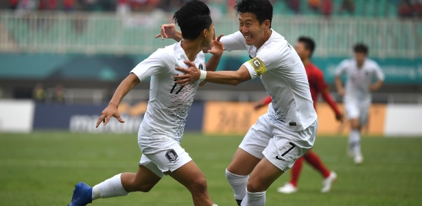 Son Heung-min (direita) comemora com Lee Seung-woo (esquerda) gol da Coreia do Sul - Arief Bagus / AFP