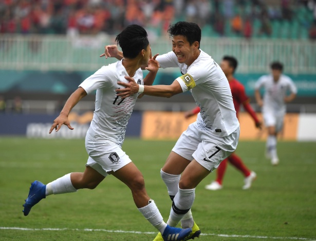Son Heung-min (direita) comemora com Lee Seung-woo (esquerda) gol da Coreia do Sul - Arief Bagus / AFP