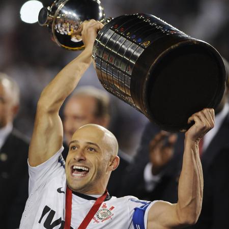 Alessandro levanta o troféu de campeão da Libertadores pelo Corinthians, em 2012 - Junior Lago/Reuters