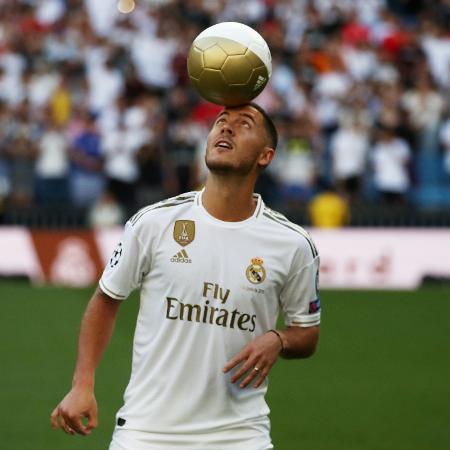 Eden Hazard brinca com a bola durante apresentação no Real Madrid - REUTERS/Sergio Perez