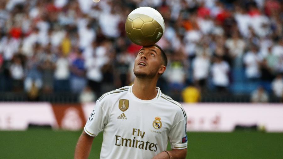 Eden Hazard brinca com a bola durante apresentação no Real Madrid - REUTERS/Sergio Perez
