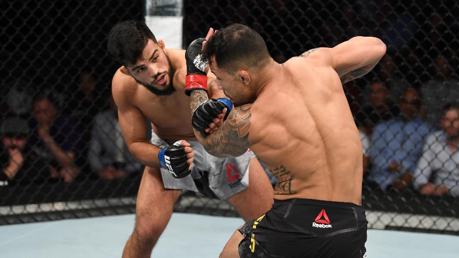 Nasrat Haqparast acerta golpe em Joaquim Silva (Netto BJJ) no UFC Newark - Josh Hedges/Zuffa LLC/Zuffa LLC via Getty Images