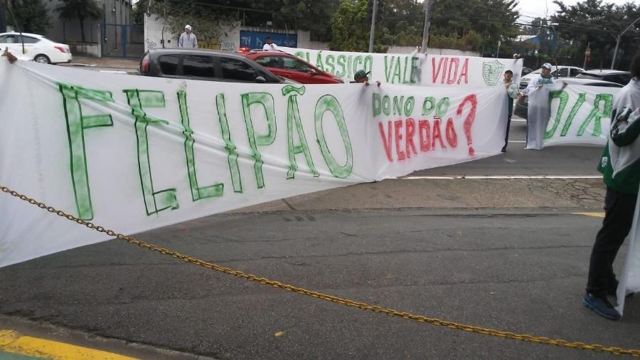 Protesto de torcida organizada do Palmeiras em frente à Academia de Futebol - UOL