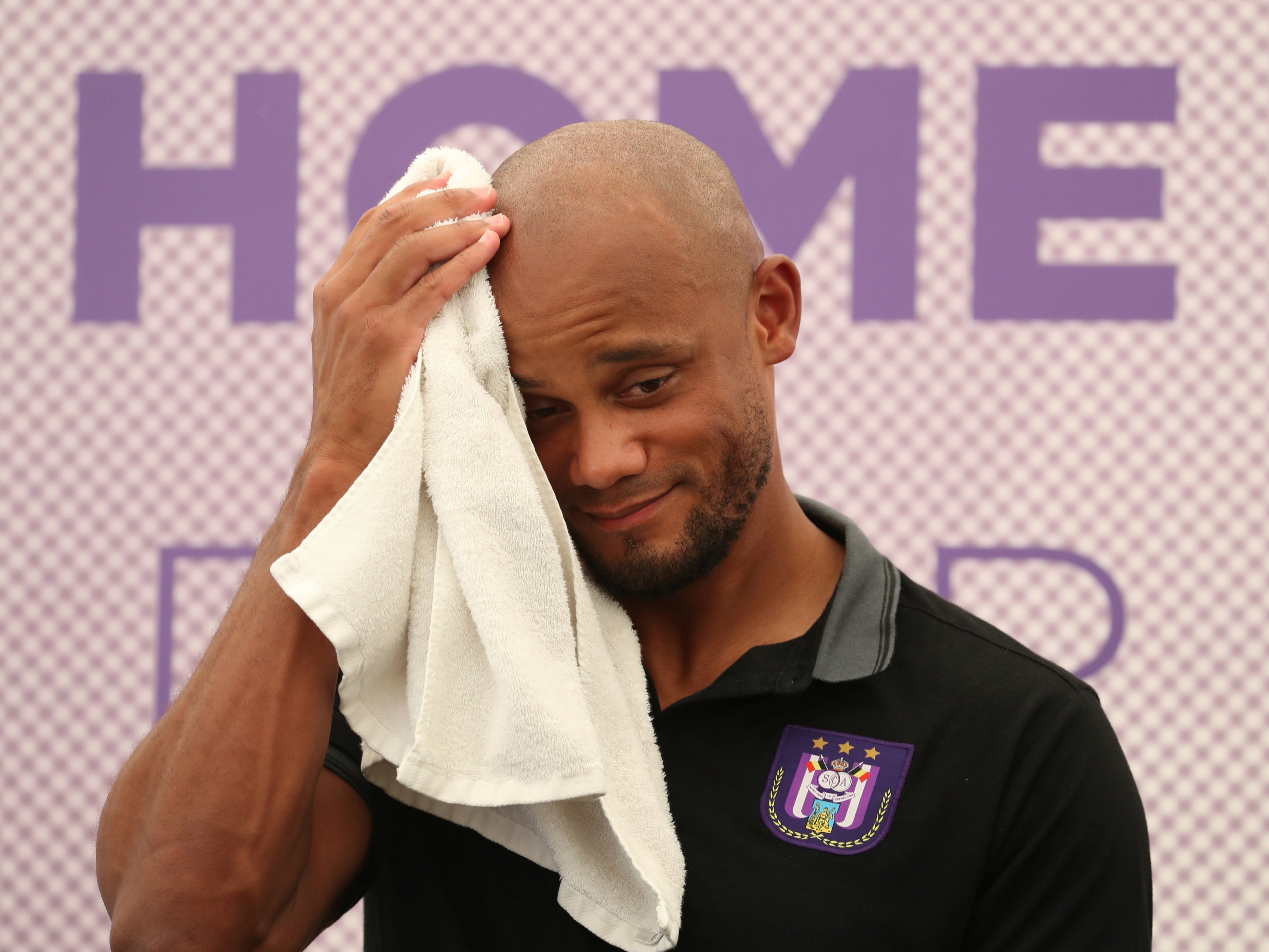 Jogador-técnico, Kompany é apresentado no Anderlecht e diz: “Ainda